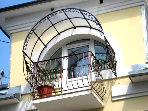 Навес над балконом из поликарбоната