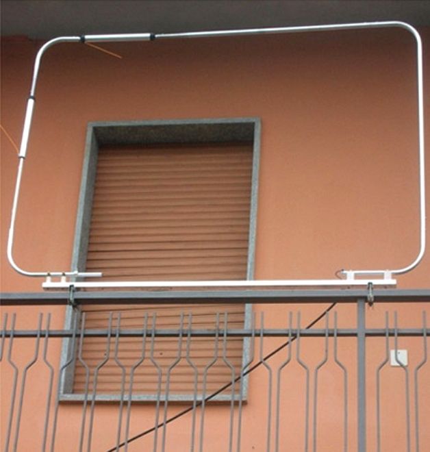 Простейшее крепление антенны на балконе.