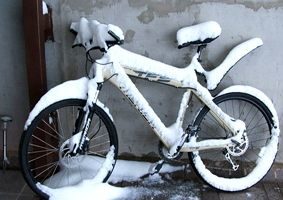 Велосипед зимой на балконе