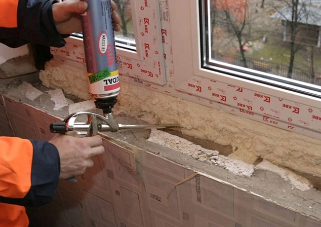 формирование монтажного шва монтажной пеной