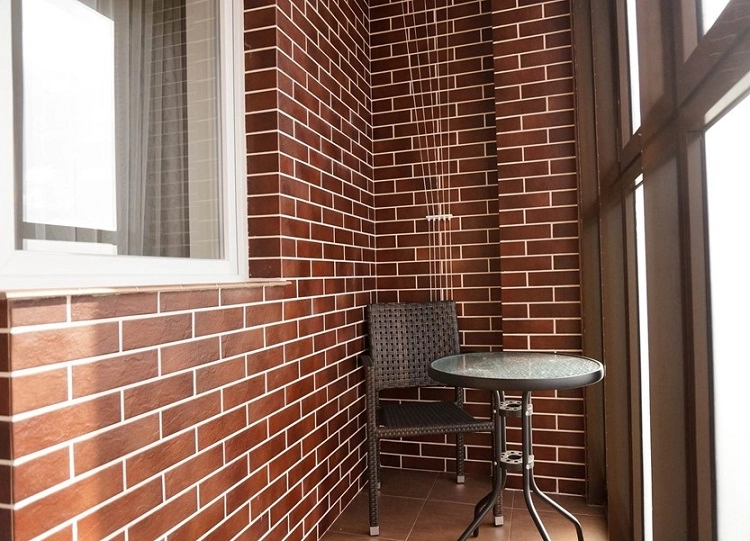 отдекла балкона клинкерным кирпичом