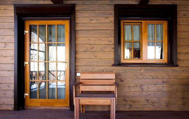 деревянные окна в интерьере дома из бруса