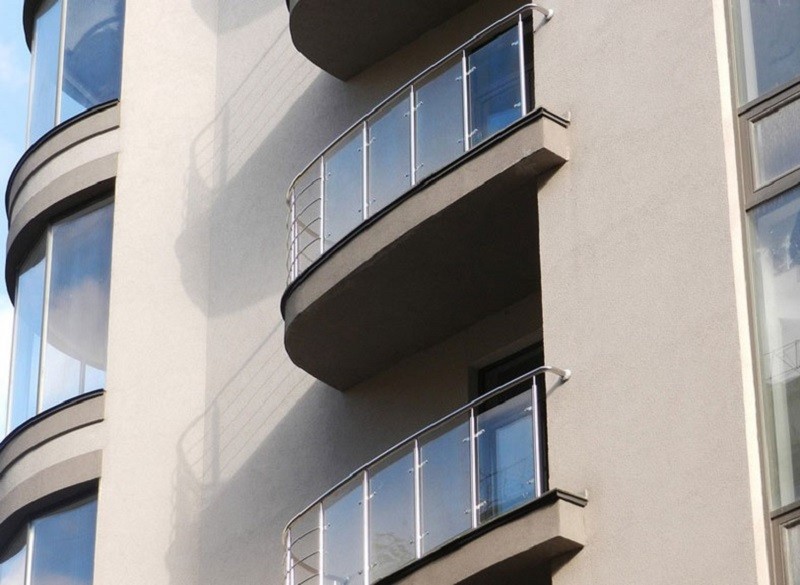 стеклянный парапет балкона